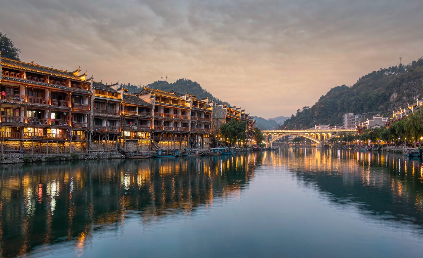 凤凰古城沱江吊脚楼夜景 — 张家界凤凰5天4晚